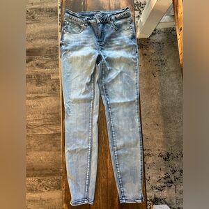 Maurices Everflex mid-rise super skinny jeans. Size 2 short